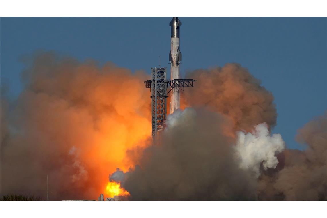 SpaceX's Mega-Rakete Starship hebt zu einem Testflug von der Starbase in Boca Chica, Texas, ab.