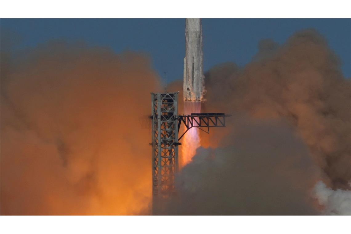 SpaceX's Mega-Rakete Starship hebt zu einem Testflug von der Starbase in Boca Chica, Texas, ab.