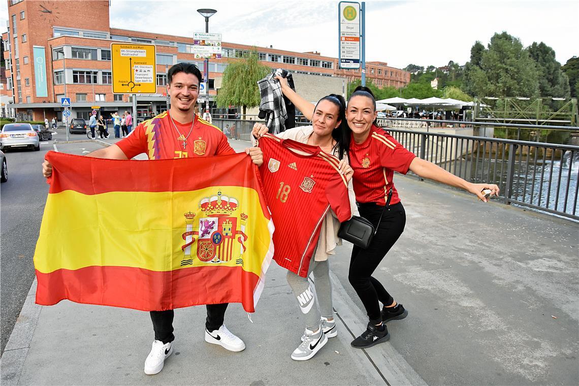 Spanien ist noch im Rennen. Die spanischen Fans in Backnang feiern den Halbfinal...