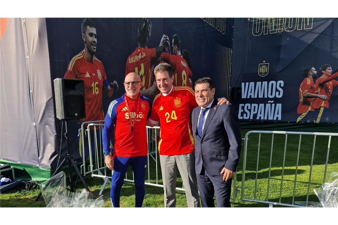 Spaniens Nationaltrainer Luis de la Fuente (l.) und Alejandro Morales Mansito, Vorstandsmitglied des spanischen Fußballverbands (r.), überreichen Donaueschingens Oberbürgermeister Erik Pauly ein Trikot der spanischen Nationalmannschaft.