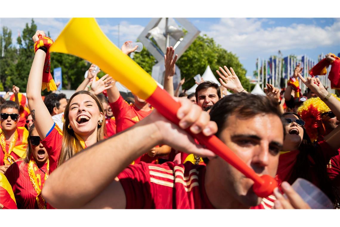 Spanische Fans auf dem Weg ins Olympiastadion zum Finale der Fußball-EM