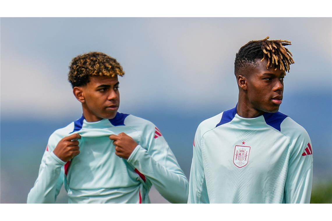 Spannung vor dem Finale:  Lamine Yamal (l) und sein spanischer Teamkollege Nico Williams während einer Trainingseinheit.