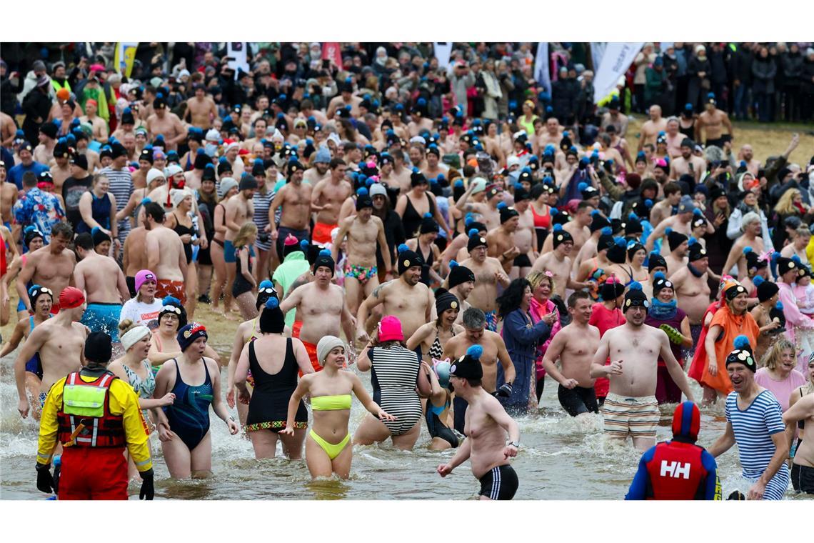 Spaß beim  Neujahrsschwimmen im Halterner Stausee