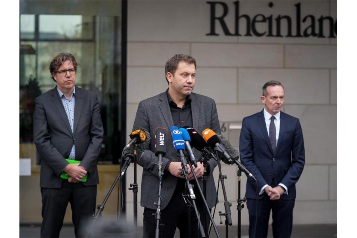 Ampel-Partner optimistisch: Kommende Woche Koalitionsvertrag SPD-Generalsekretär Lars Klingbeil (M), Grünen-Bundesgeschäftsführer Michael Kellner (l) und FDP-Generalsekretär Volker Wissing geben am Rande der Koalitionsverhandlungen in Berlin ein Pressestatement ab. Foto: Kay Nietfeld/dpa