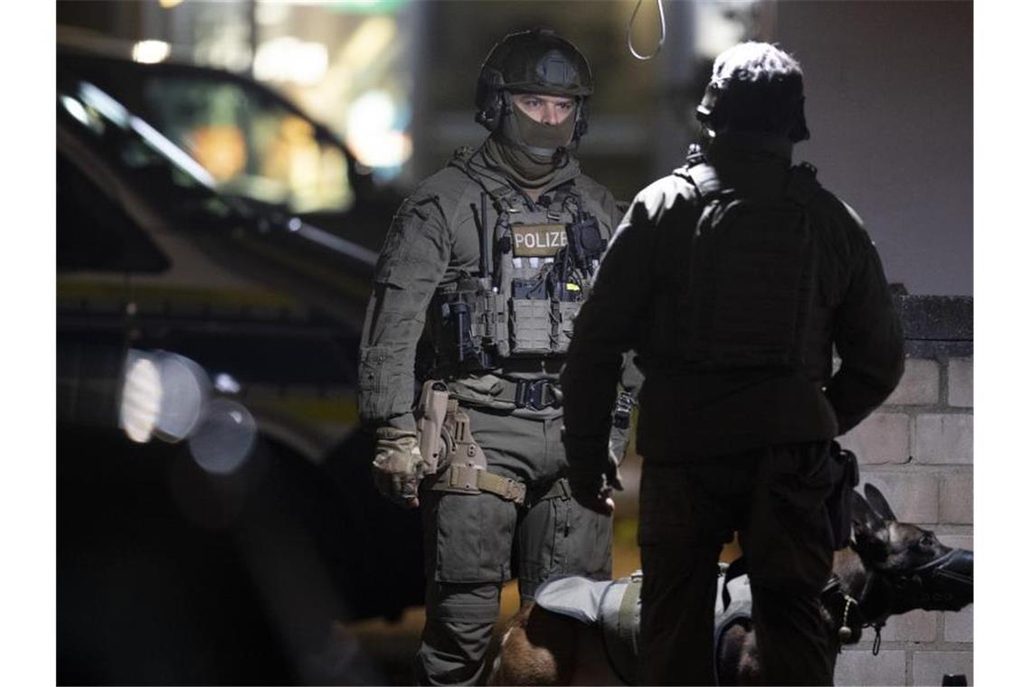 Notruf unterbesetzt? Ermittler in Hanau prüfen Berichte Spezialkräfte der Polizei am Abend des Anschlags in Hanau am 20. Februar 2020. Foto: Boris Roessler/dpa