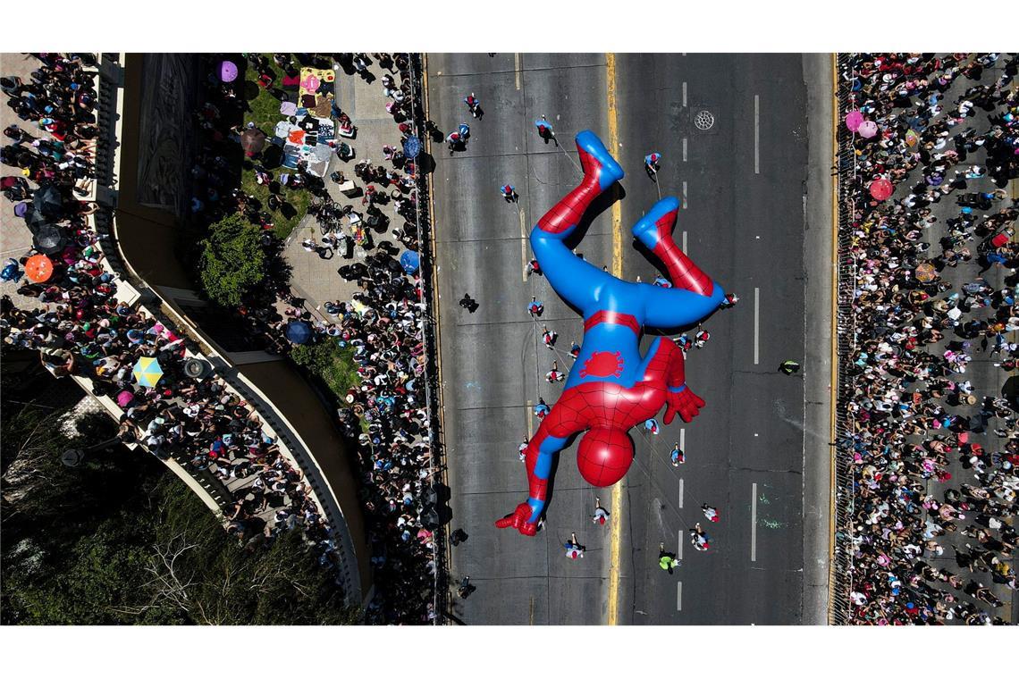 Spiderman bei Weihnachtsparade in Chile