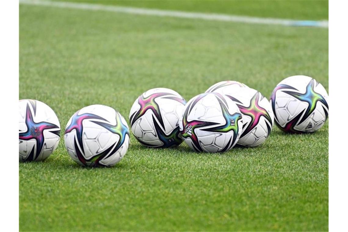 Freiburg gastiert am Samstagabend in Sinsheim Spielbälle liegen auf dem Rasen. Foto: Swen Pförtner/dpa/Symbolbild