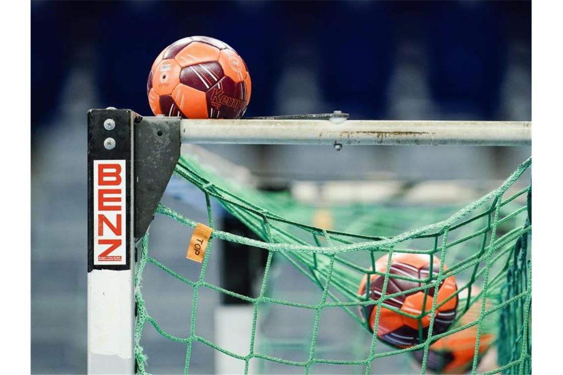 HC Erlangen in Quarantäne: Spiele verschoben Spielbälle liegen im Netz eines Handball-Tors. Foto: Uwe Anspach/dpa/Symbolbild