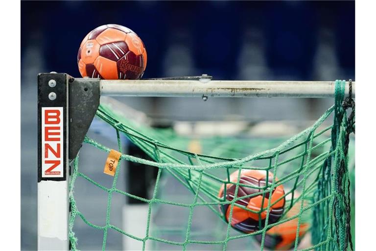 Spielbälle liegen im Netz eines Handball-Tors. Foto: Uwe Anspach/dpa/Symbolbild