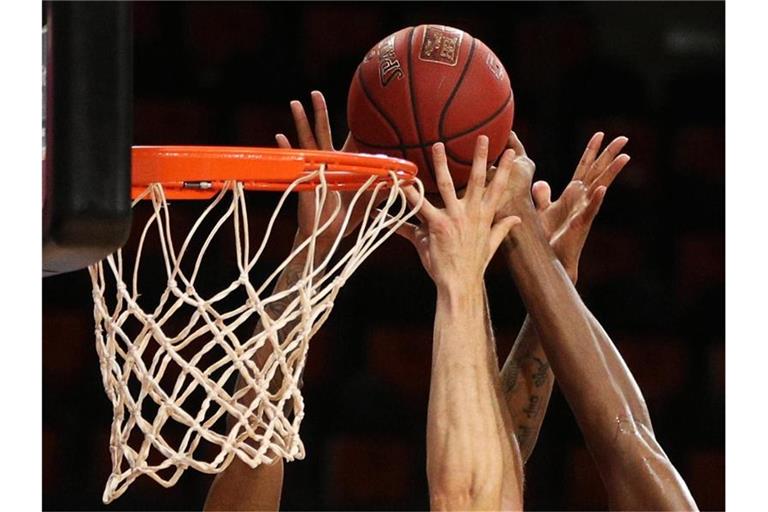 Spieler beim Rebound. Foto: Adam Pretty/Getty Images Europe/Pool/dpa/Symbolbild