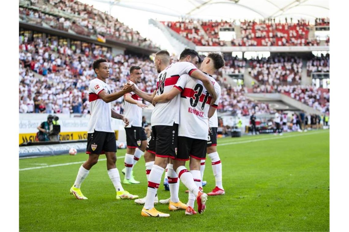 Spieler der Mannschaft umarmen sich auf dem Feld. Foto: Tom Weller/dpa/Archivbild