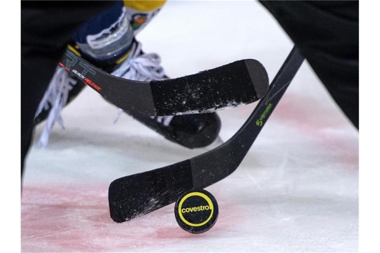 Spieler kämpfen um den Puck. Foto: Bernd Thissen/dpa/Archivbild