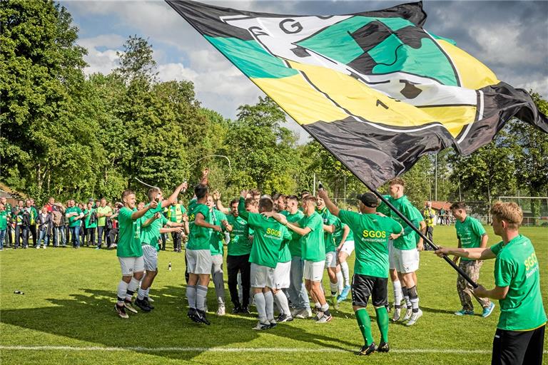 Spieler, Trainer und Fans der SG Oppenweiler/Strümpfelbach feiern ausgelassen den Titelgewinn und den Aufstieg. Foto: Alexander Becher