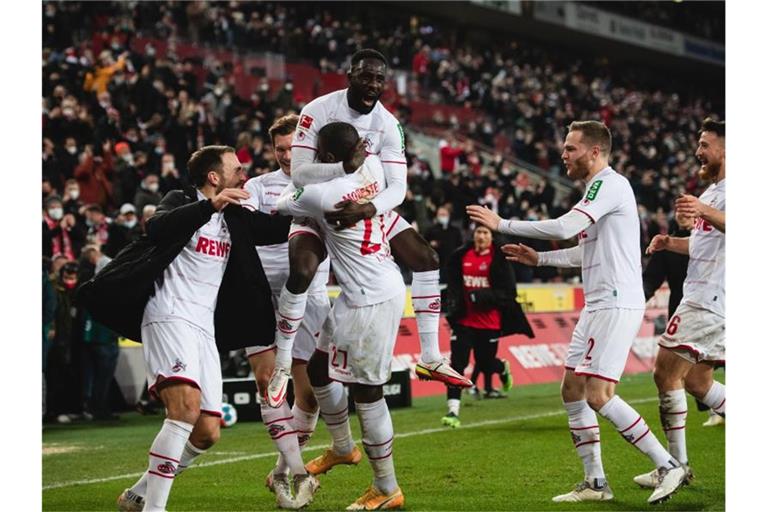 Spieler vom 1. FC Köln bejubeln den späten Siegtreffer. Foto: Marius Becker/dpa