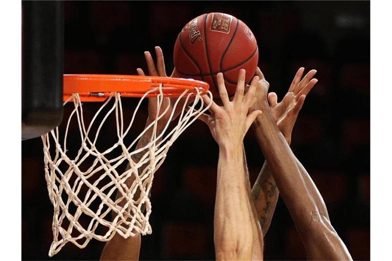 Spieler zweier Basketballmannschaften im Kampf um den Ball. Foto: Adam Pretty/Getty Images Europe/Pool/dpa/Symbolbild