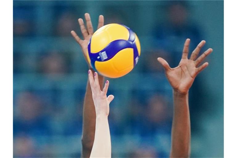 Spielerinnen strecken ihre Arme in Richtung eines Volleyballs. Foto: Uwe Anspach/dpa/Symbolbild