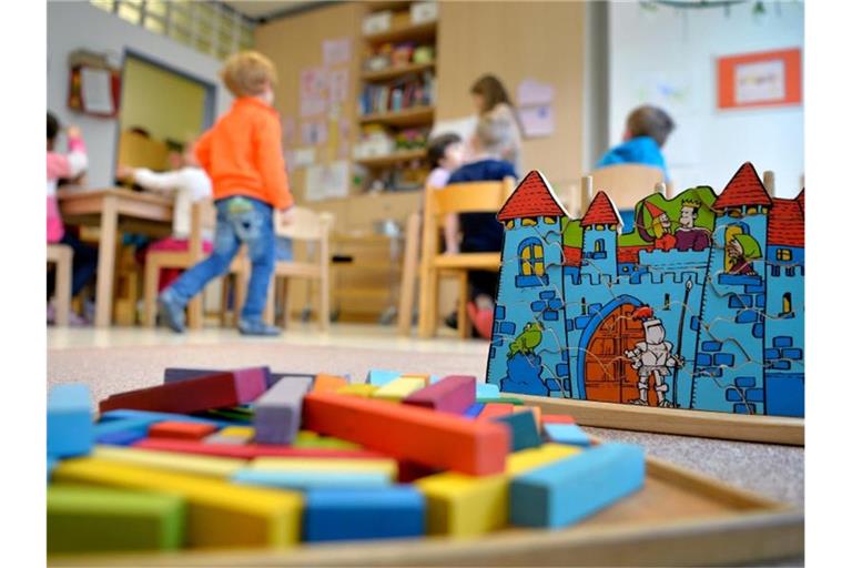 Spielzeug liegt in einer Kindertagesstätte auf dem Boden. Foto: Monika Skolimowska/dpa/Symbolbild