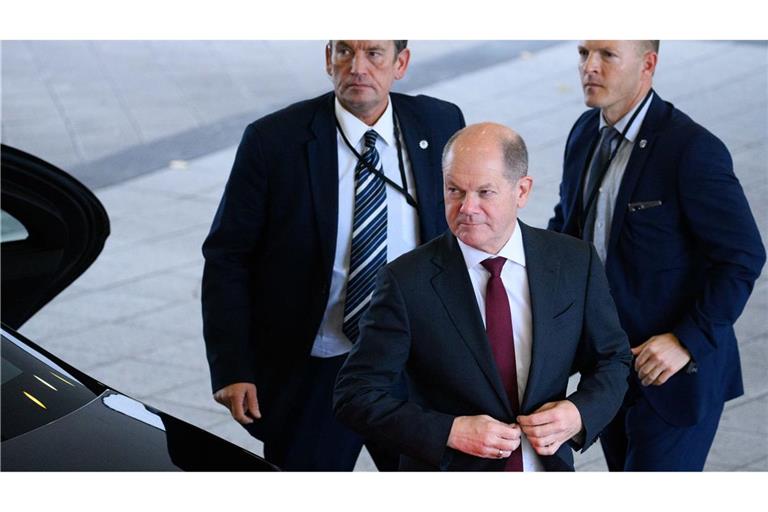 Spitzenpolitiker wie Olaf Scholz haben Personenschützer um sich. (Archivbild)