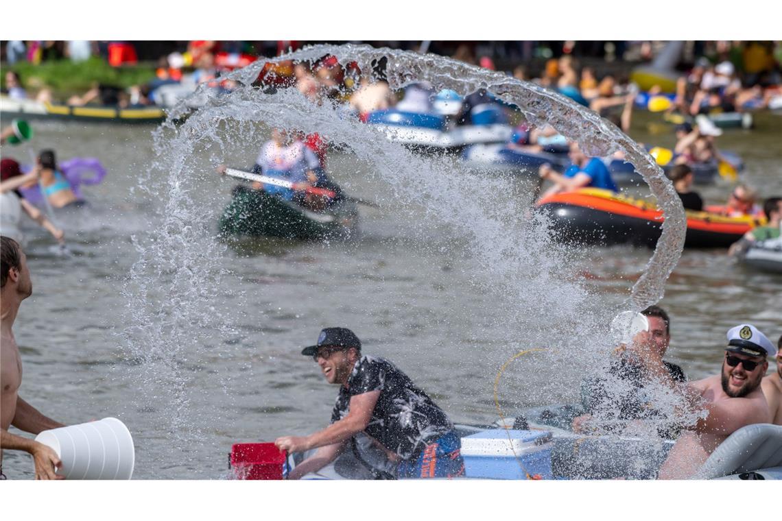 Splish Splash - Spritziges Vergnügen bei der Wasserschlacht des Wasserfestumzugs Nabada am Ulmer Stadtfeiertag Schwörmontag.