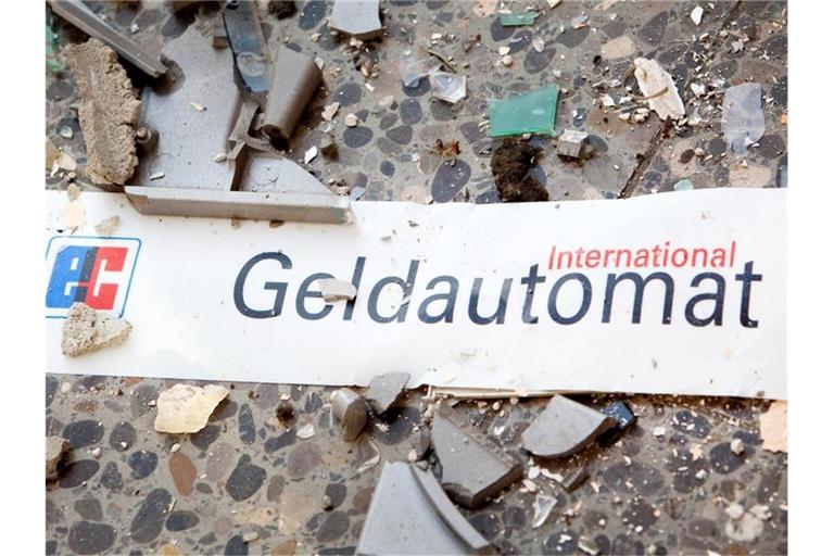 Splitter und ein Schild mit der Aufschrift „Geldautomat“ liegen auf dem Fußboden. Foto: Patrick Pleul/zb/dpa