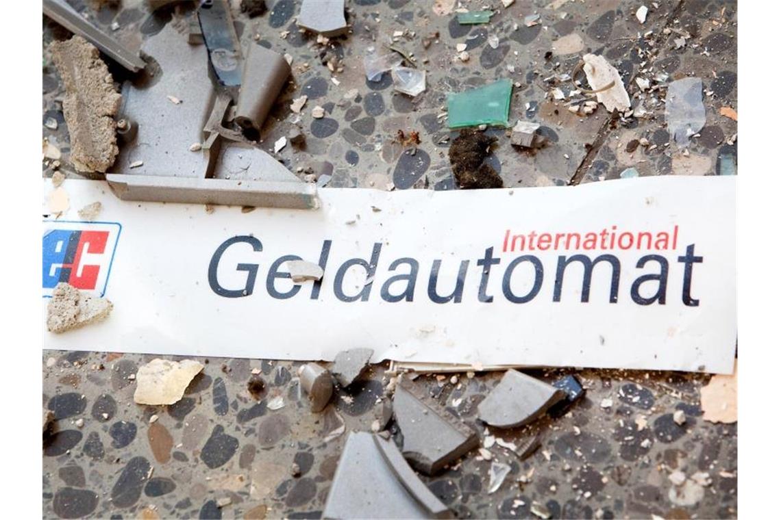 Splitter und ein Schild mit der Aufschrift „Geldautomat“ liegen auf dem Fußboden. Foto: Patrick Pleul/zb/dpa