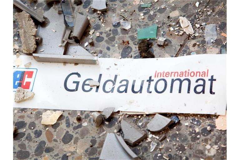 Splitter und ein Schild mit der Aufschrift „Geldautomat“ liegen auf dem Fußboden. Foto: Patrick Pleul/zb/dpa