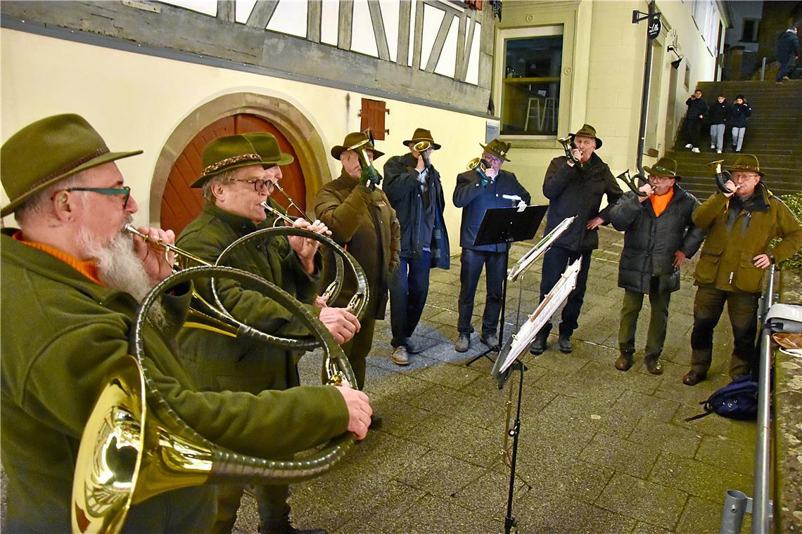 Spontan spielen die Jagdhornbläser der Kreisjägervereinigung oberhalb des Weihna...