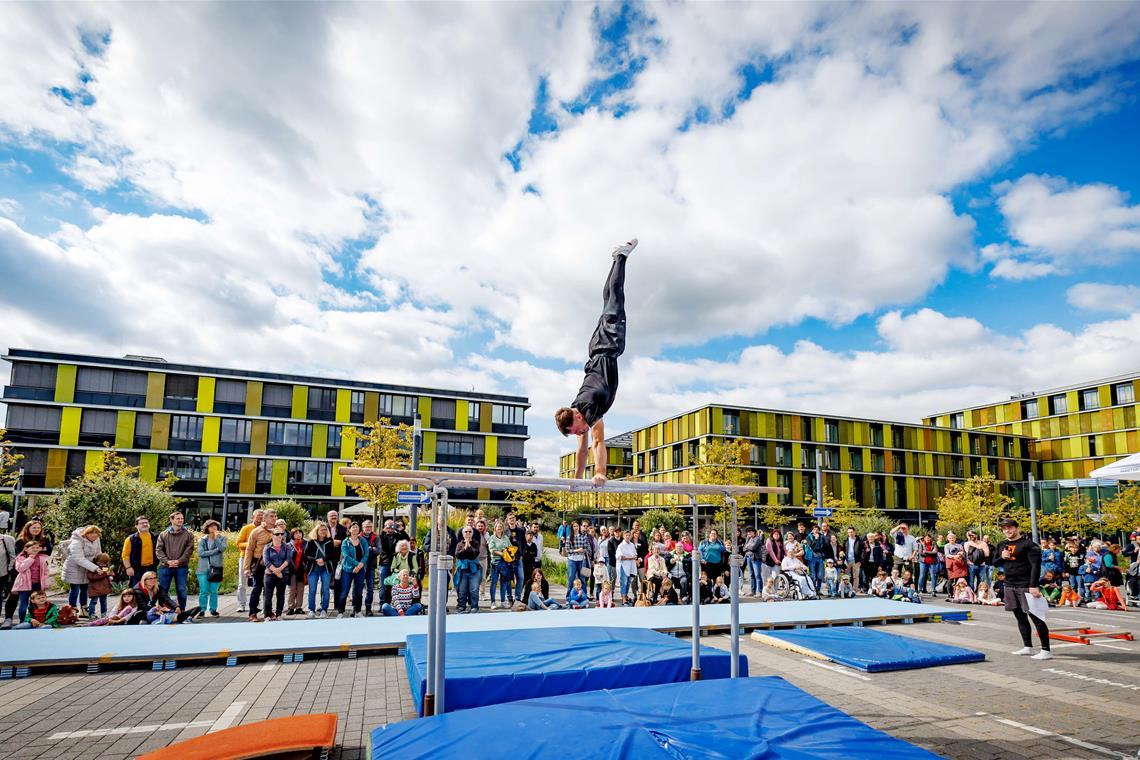 Sport, Spaß und Spiel: Auch die Netzwerk- und Kooperationspartner der Rems-Murr-Kliniken, hier die Turner des VfL Waiblingen, lockten Jung und Alt mit bunten Attraktionen. Foto: RMK/Fuchs