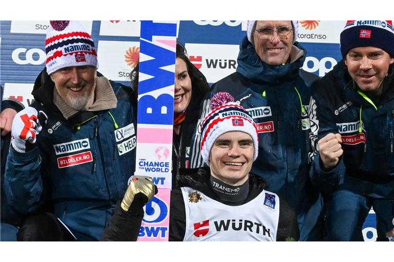 Sportdirektor Aalbu (l) beim Goldjubel auf der Normalschanze.