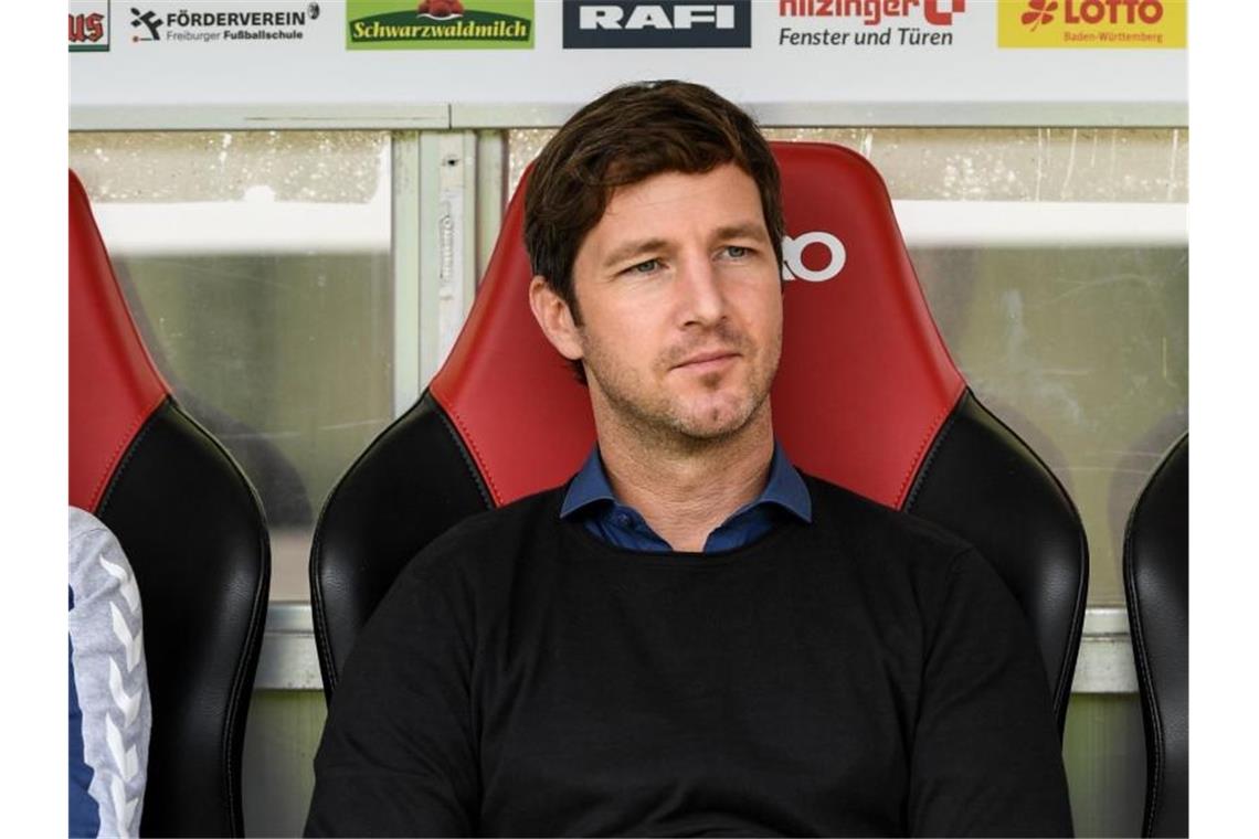 Freiburgs Sportvorstand Saier: Situation „nicht unkritisch“ Sportdirektor Jochen Saier von Freiburg sitzt auf der Bank. Foto: Patrick Seeger/dpa