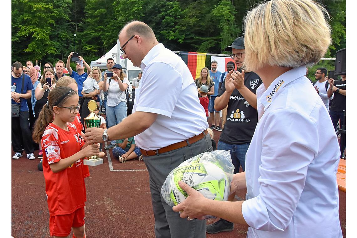 Sportkreispräsidentin Simone Schneider-Seebeck brachte als Geschenk Bälle für di...