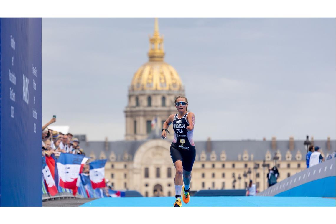 Sportlicher Brückenschlag. Pont Alexandre III mit dem von Jules Hardouin-Mansart  entworfenen Invalidendom im Hintergrund ist Spielort bei den Olympischen Spielen 2024 in Paris.