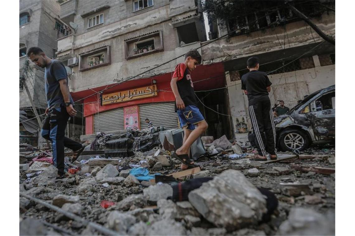Netanjahu verteidigt Gaza-Einsatz Spuren eines Luftangiffs in Gaza-Stadt. Foto: Mohammed Talatene/dpa