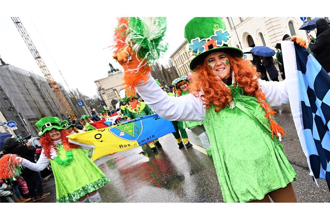 St. Patrick's Day Parade in München: Teilnehmer der St. Patrick's Day Parade ziehen anlässlich des irischen Nationalfeiertags über die Leopoldstraße.