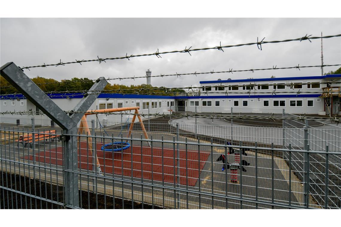 Stacheldraht umgibt die Container des Ausreisegewahrsams am Hamburger Flughafen. (Archivbild)