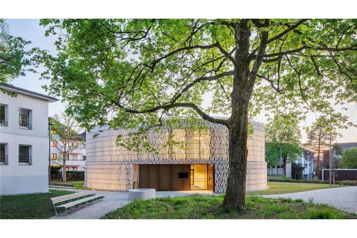 Stadtbibliothek in Dornbirn. Auffällig: Der Pavillon mit einer Fassade aus 8000 stilisierten Keramikbüchern. Für die Architektur zeichneten Dietrich / Untertrifaller sowie Christian Schmölz verantwortlich.