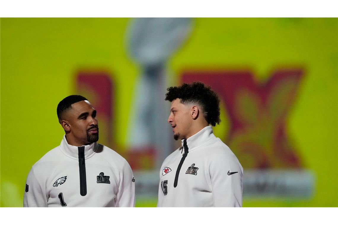 Standen sich bereits vor zwei Jahren in einem Super Bowl gegenüber: Jaylen Hurts (l) und Patrick Mahomes.