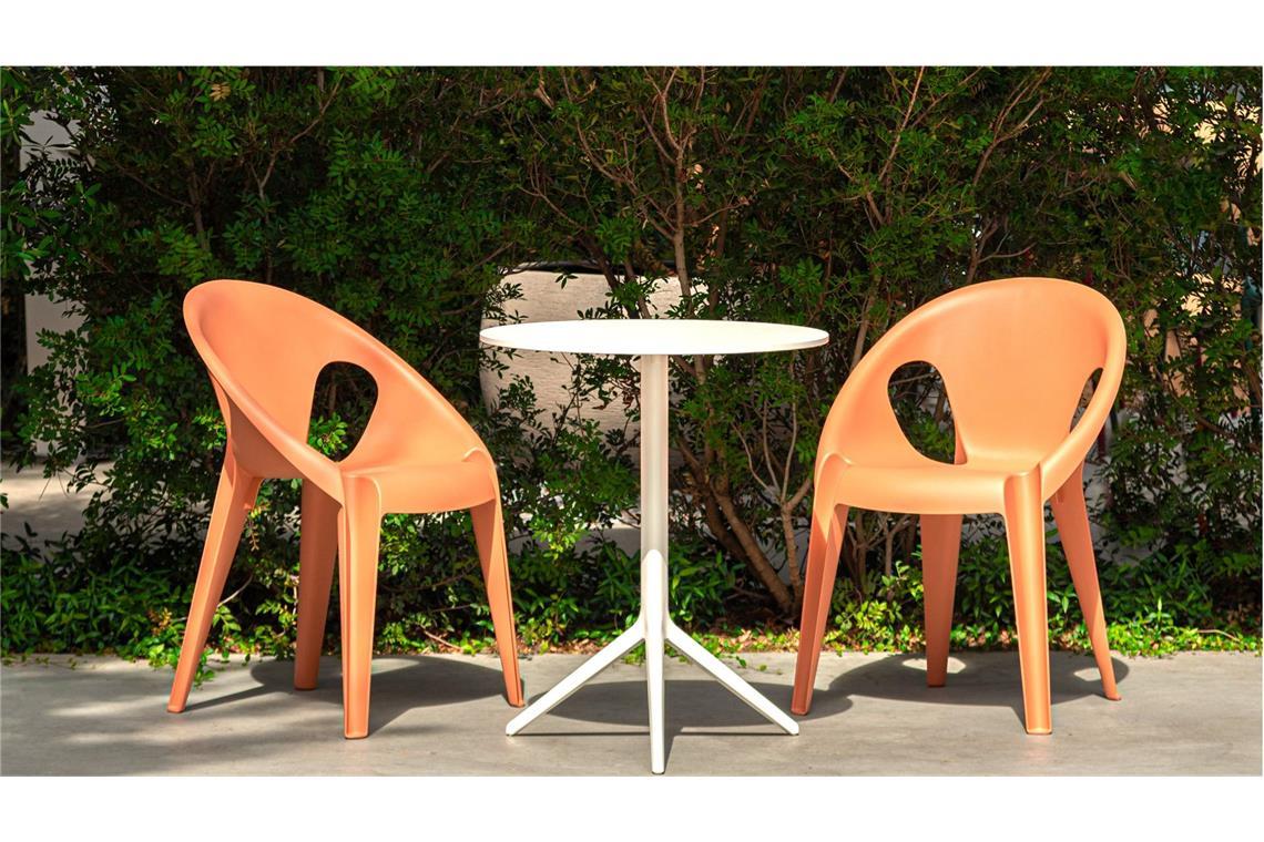 Stapelbar, schön und für draußen wie für drinnen tauglich ist der „Bell Chair“ von dem Designer Konstantin Grcic.