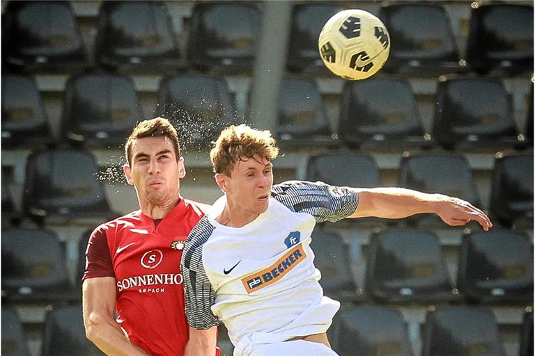 Stark im Zweikampf und im Kopfballspiel: Abwehrchef Arbnor Nuraj (links). Foto: Alexander Becher