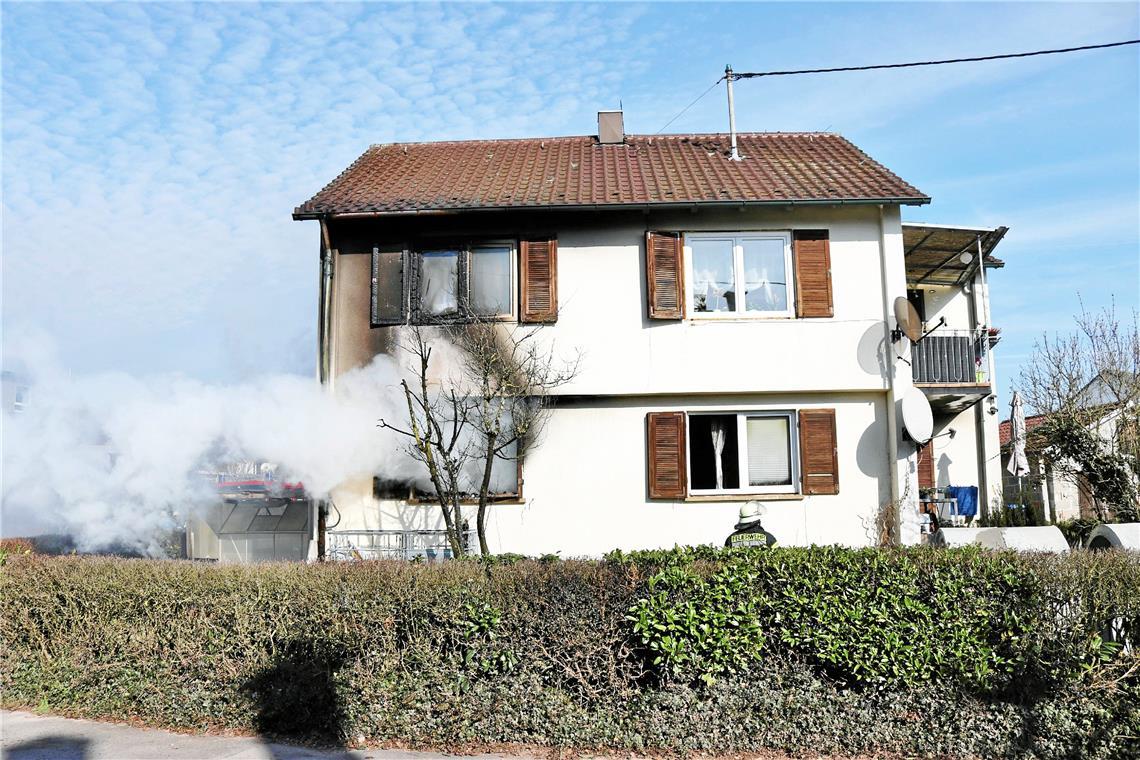 Starke Rauchentwicklung nach Brand im Erdgeschoss in Rudersberg.Foto: 7aktuell/Lermer