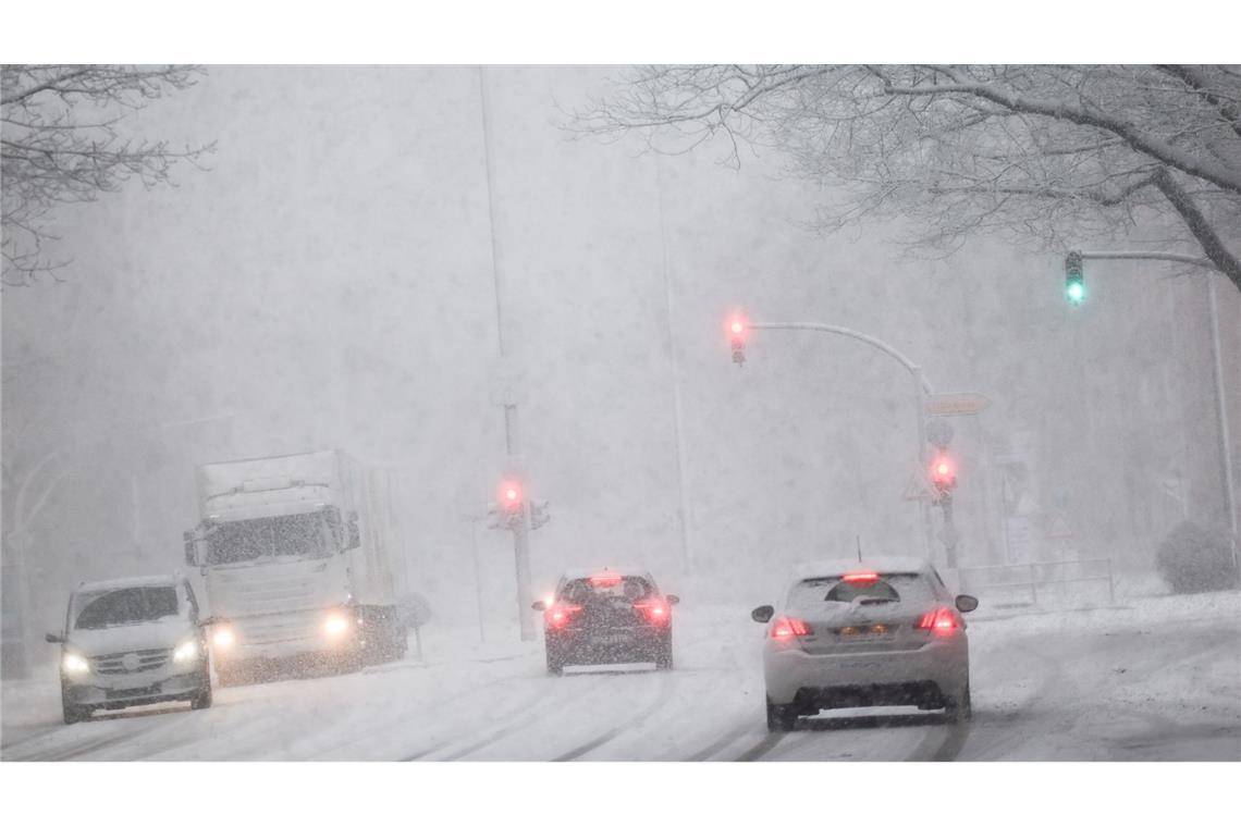 Starker Schneefall in Hamburg: Gefrierender Regen sorgt laut Deutschem Wetterdienst für Glatteisgefahr im gesamten Bundesgebiet.