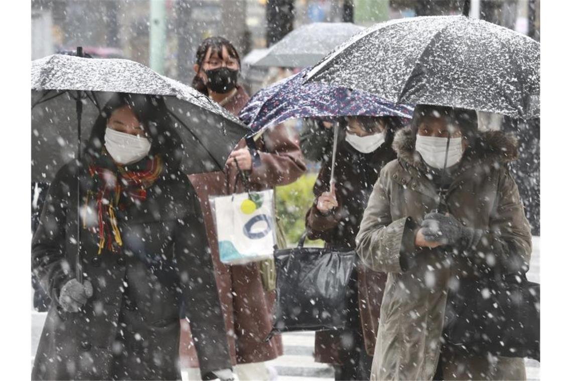 Starker Schneefall - Warnung in Tokio Starker Schneefall in Tokio. Foto: Koji Sasahara/AP/dpa