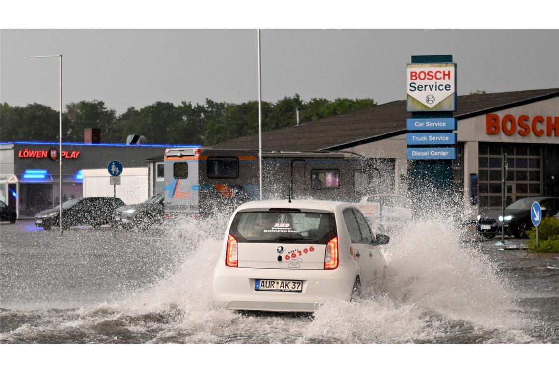 Starkregen sorgt in Aurich für Überflutungen.