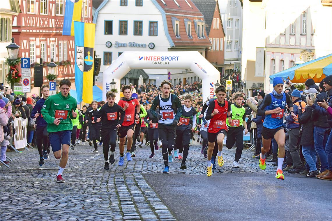 Start des Schülerlaufs. Silvesterlauf 2024 in Backnang. SP