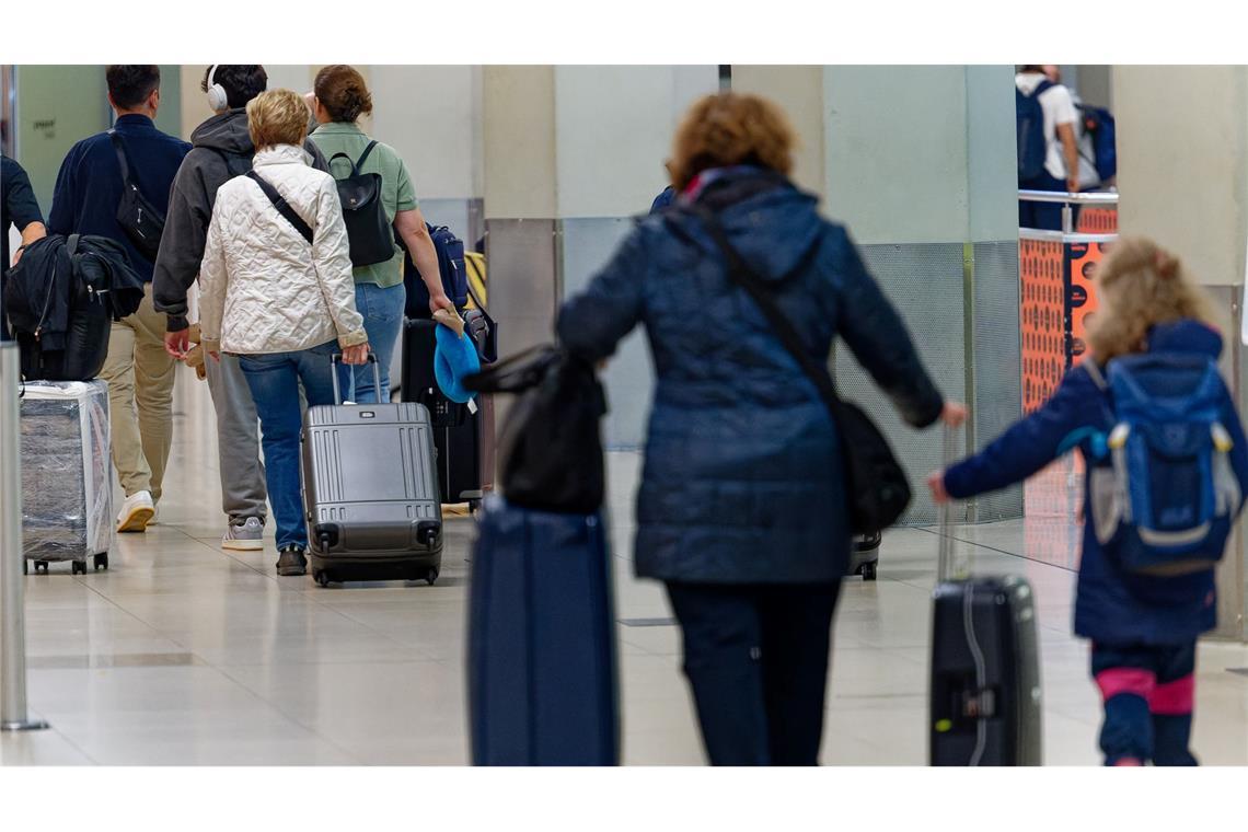 Start in die Sommerferien: Reisende gehen im Flughafen Köln/Bonn zu ihrem Gate./Bonn