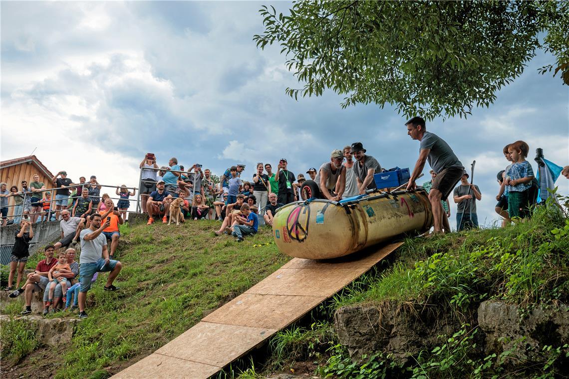 Startschuss! Boot 1 macht sich auf die Reise.