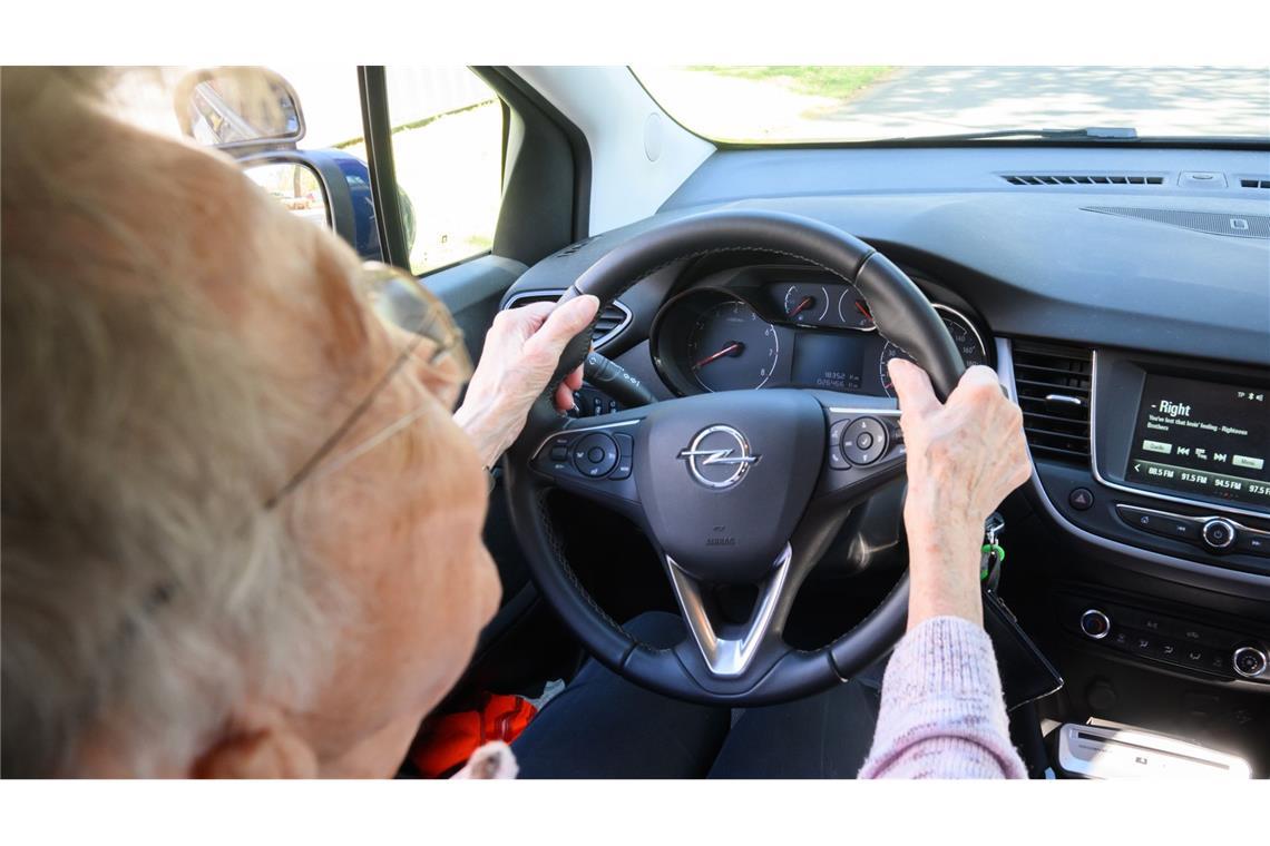 Warum die Unfallzahlen bei älteren Autofahrern so hoch sind Statistisch gesehen sind ältere Menschen vergleichsweise selten in Verkehrsunfälle mit Personenschaden verwickelt. Zahlenmäßig sitzt die Gruppe der Berufstätigen viel häufiger am Steuer von Fahrzeugen.
