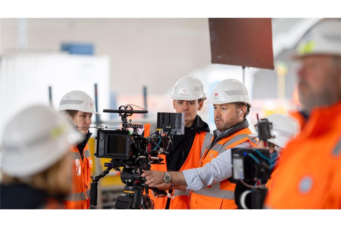 Statt den sonst üblichen 50 Personen ist an diesem Filmset nur ein fünfköpfiges Drehteam erlaubt.