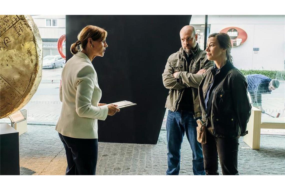 Statt Ralph Horschalek empfängt seine Anwältin Verena Wegener (Carin C. Tietze) Kriminalhauptkommissar Dennis Eden (Stephan Zinner) und Kriminalhauptkommissarin Cris Blohm (Johanna Wokalek) im Foyer der Munich-Gold AG.