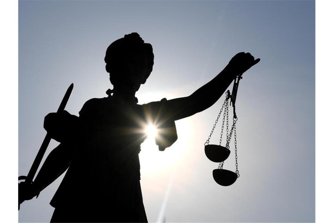 Statue der Justitia mit einer Waage und einem Schwert in der Hand. Foto: Arne Dedert/dpa/Symbolbild